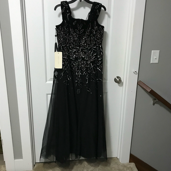 Adrianna Papell Dresses & Skirts - Adrianna Papell Beaded Black Velvet Maxi /Formal Size 16 NWT